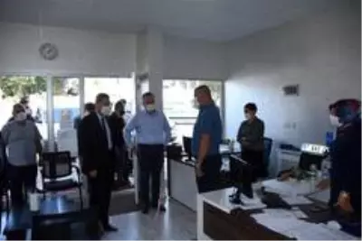 Esnaf, denetime gelen valinin ateşini ölçerek dükkana aldı Esnaf, denetime gelen valinin ateşini ölçerek dükkana aldı