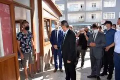 Esnaf, denetime gelen valinin ateşini ölçerek dükkana aldı Esnaf, denetime gelen valinin ateşini ölçerek dükkana aldı