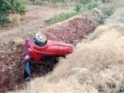 Yoldan çıkan otomobil kanala devrildi: 5 yaralı Yoldan çıkan otomobil kanala devrildi: 5 yaralı