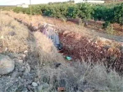 Yoldan çıkan otomobil kanala devrildi: 5 yaralı Yoldan çıkan otomobil kanala devrildi: 5 yaralı