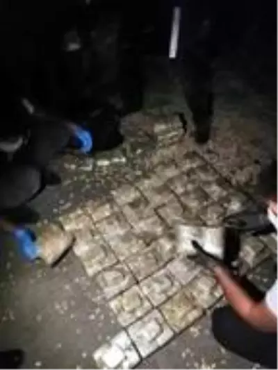 Fıstık çuvallarına saklanan 47 kilogram eroini ?Oscar? buldu Fıstık çuvallarına saklanan 47 kilogram eroini ?Oscar? buldu