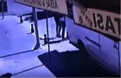 Geri manevra yapan minibüs karşıya geçmek isteyen öğretmene çarptı Geri manevra yapan minibüs karşıya geçmek isteyen öğretmene çarptı