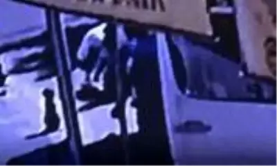 Geri manevra yapan minibüs karşıya geçmek isteyen öğretmene çarptı Geri manevra yapan minibüs karşıya geçmek isteyen öğretmene çarptı