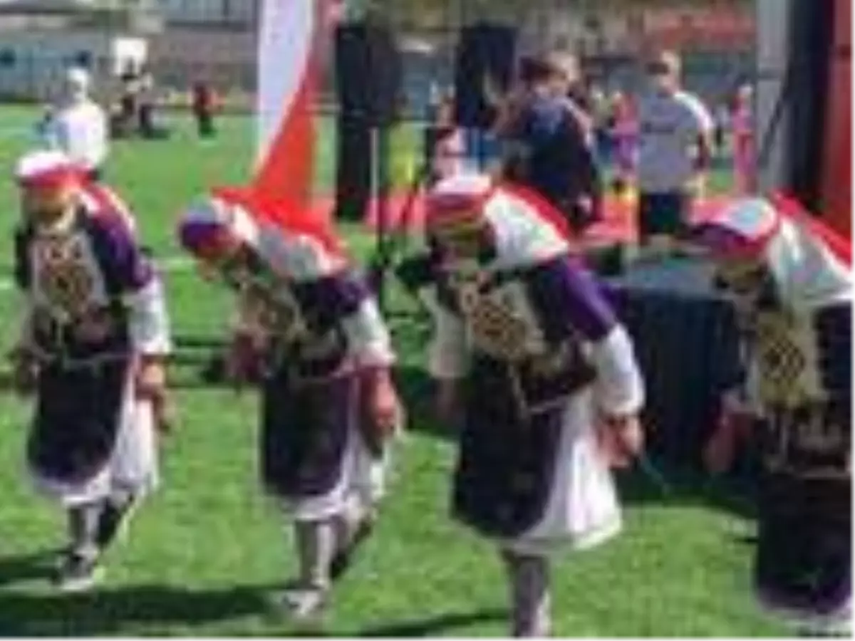 Halk oyunları ekibinden iplerle sosyal mesafeli halay