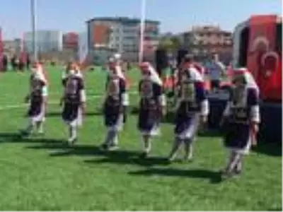Halk oyunları ekibinden iplerle sosyal mesafeli halay
