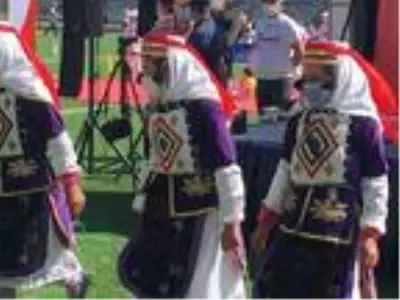 Halk oyunları ekibinden iplerle sosyal mesafeli halay