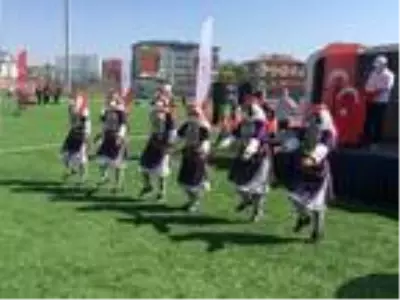 Halk oyunları ekibinden iplerle sosyal mesafeli halay