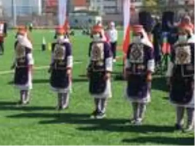 Halk oyunları ekibinden iplerle sosyal mesafeli halay
