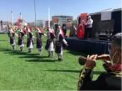 Halk oyunları ekibinden iplerle sosyal mesafeli halay