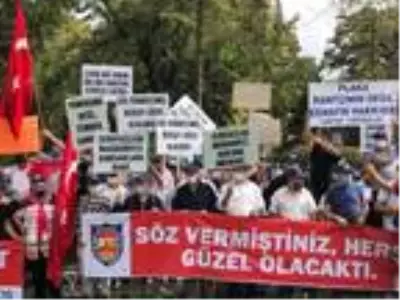 İBB önünde eylem yapan servisçiler ile polis ekipleri arasında arbede çıktı İBB önünde eylem yapan servisçiler ile polis ekipleri arasında arbede çıktı