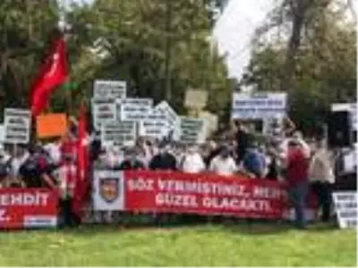 İBB önünde eylem yapan servisçiler ile polis ekipleri arasında arbede çıktı İBB önünde eylem yapan servisçiler ile polis ekipleri arasında arbede çıktı