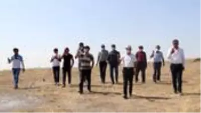 Henüz 3G ile bile tanışamayan köy halkı sinyal yakalayabilmek için 500 metre yol yürüyorlar Henüz 3G ile bile tanışamayan köy halkı sinyal yakalayabilmek için 500 metre yol yürüyorlar