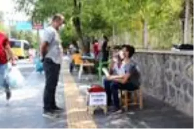 Diyarbakır'da arzuhalcilik yapan lise mezunu genç, HES kodu zorunluluğunu gelir kaynağına dönüştürdü Diyarbakır'da arzuhalcilik yapan lise mezunu genç, HES kodu zorunluluğunu gelir kaynağına dönüştürdü