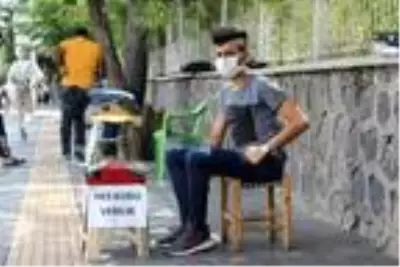 Diyarbakır'da arzuhalcilik yapan lise mezunu genç, HES kodu zorunluluğunu gelir kaynağına dönüştürdü Diyarbakır'da arzuhalcilik yapan lise mezunu genç, HES kodu zorunluluğunu gelir kaynağına dönüştürdü