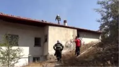 Hırsızlar bunu da yaptı! Yaşlı adamın 80 bin lirasını çalıp evi ateşe verdiler Hırsızlar bunu da yaptı! Yaşlı adamın 80 bin lirasını çalıp evi ateşe verdiler