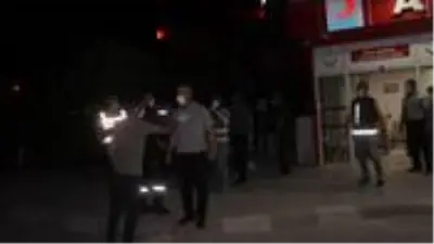 Husumetli iki aile arasında çıkan silahlı ve bıçaklı kavgada, polis dahil 6 kişi yaralandı Husumetli iki aile arasında çıkan silahlı ve bıçaklı kavgada, polis dahil 6 kişi yaralandı