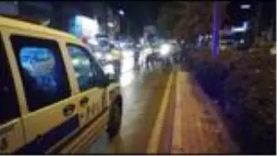 İzmir'de otomobilin çarptığı kişi ağır yaralandı İzmir'de otomobilin çarptığı kişi ağır yaralandı