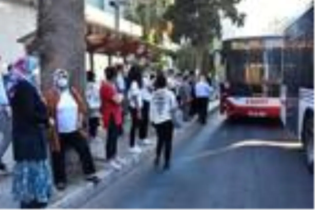 İzmir'de toplu ulaşımda yoğunluk yaşandı, yolcular tedirgin