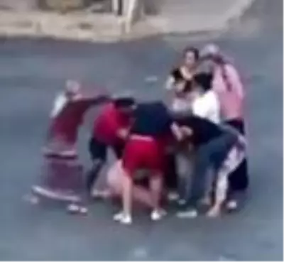 Antalya'da saç saça baş başa birbirlerine giren kadınları erkekler zor ayırdı Antalya'da saç saça baş başa birbirlerine giren kadınları erkekler zor ayırdı