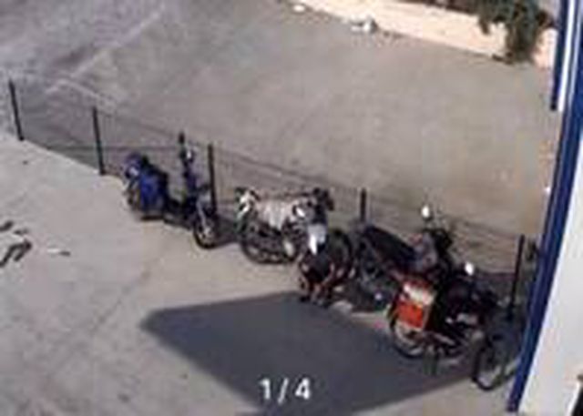 Kafasına geçirdiği kartonla motosiklet çalan hırsız kameraya yakalandı