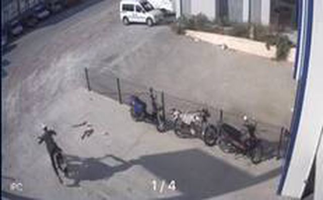 Kafasına geçirdiği kartonla motosiklet çalan hırsız kameraya yakalandı