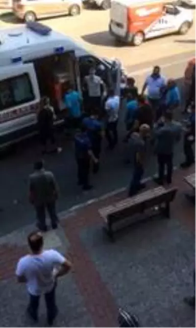 Bu da karton toplama kavgası! Başında cam şişe kırdılar, ortalık birbirine girdi Bu da karton toplama kavgası! Başında cam şişe kırdılar, ortalık birbirine girdi