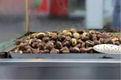 Sezonun ilk kestanesi tezgahlarda yerini aldı: Pişmiş olarak kilosu 100 TL'den satılıyor Sezonun ilk kestanesi tezgahlarda yerini aldı: Pişmiş olarak kilosu 100 TL'den satılıyor