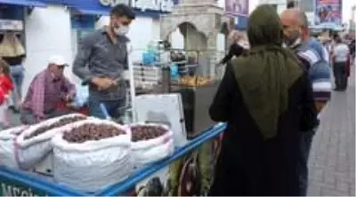Sezonun ilk kestanesi tezgahlarda yerini aldı: Pişmiş olarak kilosu 100 TL'den satılıyor Sezonun ilk kestanesi tezgahlarda yerini aldı: Pişmiş olarak kilosu 100 TL'den satılıyor