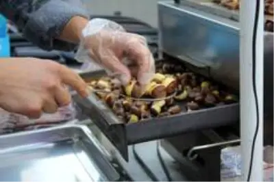 Sezonun ilk kestanesi tezgahlarda yerini aldı: Pişmiş olarak kilosu 100 TL'den satılıyor Sezonun ilk kestanesi tezgahlarda yerini aldı: Pişmiş olarak kilosu 100 TL'den satılıyor