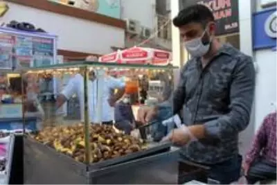 Sezonun ilk kestanesi tezgahlarda yerini aldı: Pişmiş olarak kilosu 100 TL'den satılıyor Sezonun ilk kestanesi tezgahlarda yerini aldı: Pişmiş olarak kilosu 100 TL'den satılıyor