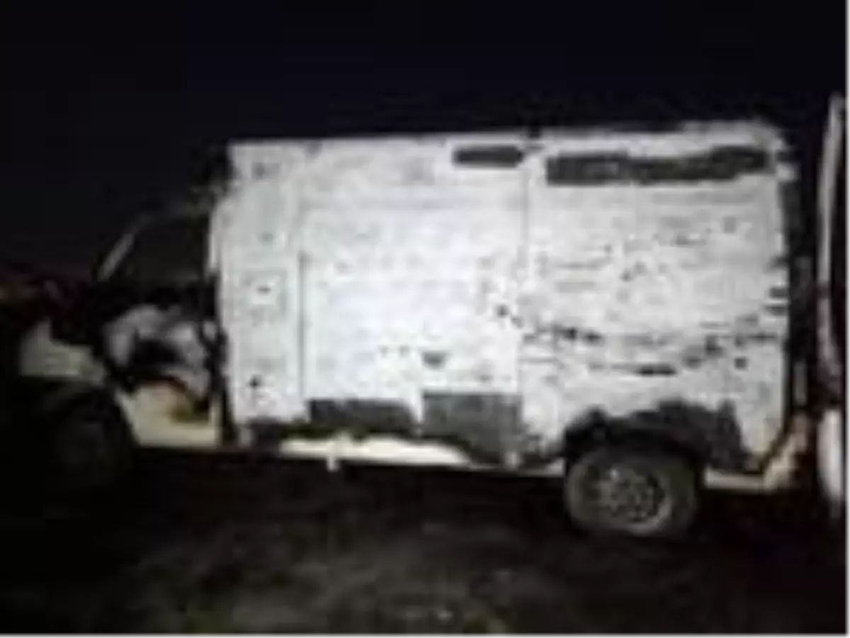 Küçükçekmece'de otoparktaki kamyonet alev alev yandı