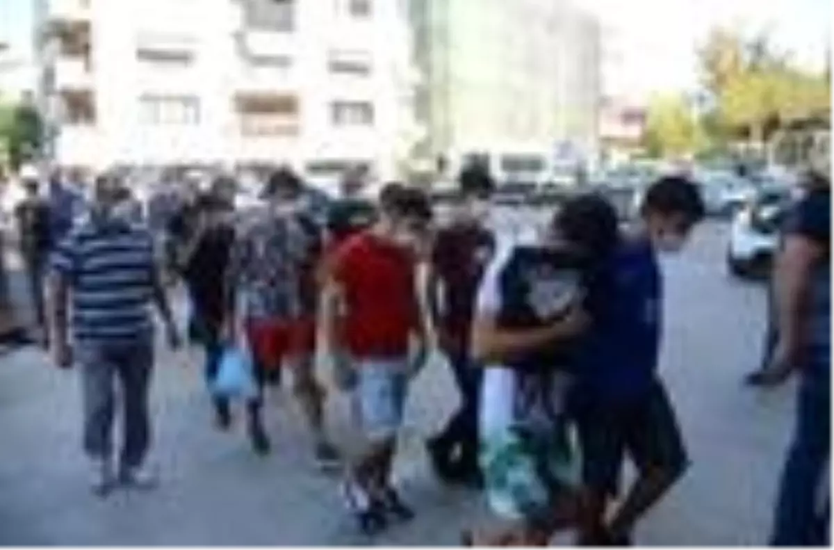 Kuşadası'nda hırsızlar güvenlik kamerasına takıldı