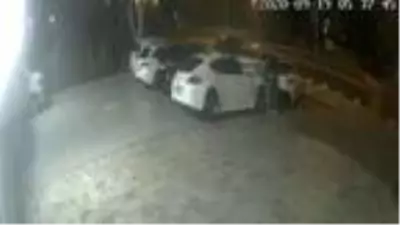 Lüks otomobillerden far çalan hırsızlar kamerada Lüks otomobillerden far çalan hırsızlar kamerada