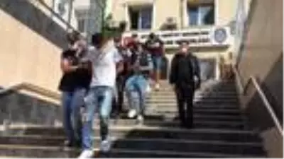 Lüks otomobillerden far çalan hırsızlar kamerada Lüks otomobillerden far çalan hırsızlar kamerada