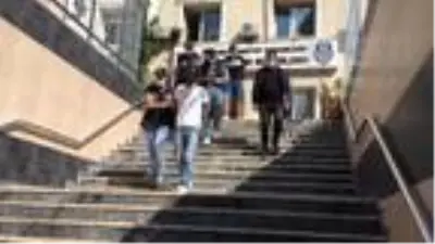 Lüks otomobillerden far çalan hırsızlar kamerada Lüks otomobillerden far çalan hırsızlar kamerada