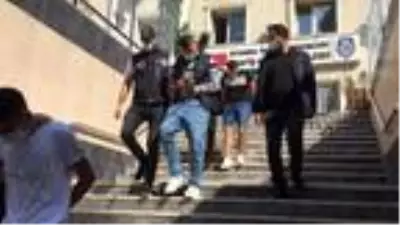 Lüks otomobillerden far çalan hırsızlar kamerada Lüks otomobillerden far çalan hırsızlar kamerada