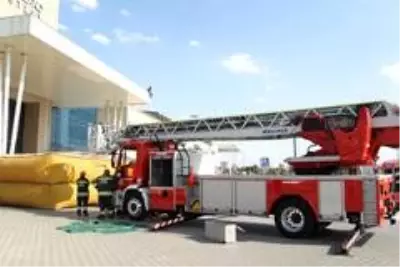 Ailevi ve maddi sorunları olduğu öne sürülen kişi, alışveriş merkezinin çatısından atlamaya çalıştı Ailevi ve maddi sorunları olduğu öne sürülen kişi, alışveriş merkezinin çatısından atlamaya çalıştı