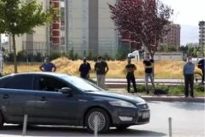 Ailevi ve maddi sorunları olduğu öne sürülen kişi, alışveriş merkezinin çatısından atlamaya çalıştı Ailevi ve maddi sorunları olduğu öne sürülen kişi, alışveriş merkezinin çatısından atlamaya çalıştı