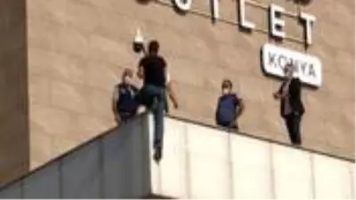 Ailevi ve maddi sorunları olduğu öne sürülen kişi, alışveriş merkezinin çatısından atlamaya çalıştı Ailevi ve maddi sorunları olduğu öne sürülen kişi, alışveriş merkezinin çatısından atlamaya çalıştı