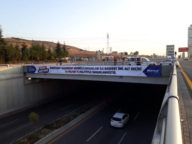 Mansur Yavaş, yaptığı köprü ve alt geçidin maliyetini astığı pankartlarla Başkentlilere duyurdu