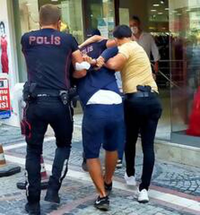 Maske denetiminde ortalık karıştı: 2 polis yaralı