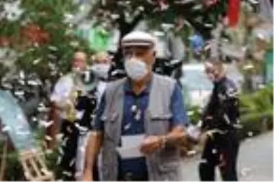 Vatandaşlara korkutan sürpriz...Aniden ortaya çıktılar, maskesini doğru takanları tiyatro bileti... Vatandaşlara korkutan sürpriz...Aniden ortaya çıktılar, maskesini doğru takanları tiyatro bileti...
