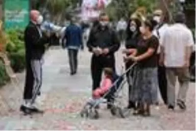 Vatandaşlara korkutan sürpriz...Aniden ortaya çıktılar, maskesini doğru takanları tiyatro bileti... Vatandaşlara korkutan sürpriz...Aniden ortaya çıktılar, maskesini doğru takanları tiyatro bileti...