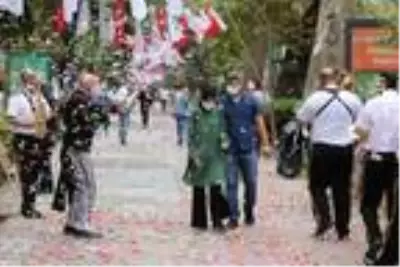 Vatandaşlara korkutan sürpriz...Aniden ortaya çıktılar, maskesini doğru takanları tiyatro bileti... Vatandaşlara korkutan sürpriz...Aniden ortaya çıktılar, maskesini doğru takanları tiyatro bileti...