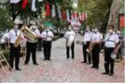 Vatandaşlara korkutan sürpriz...Aniden ortaya çıktılar, maskesini doğru takanları tiyatro bileti... Vatandaşlara korkutan sürpriz...Aniden ortaya çıktılar, maskesini doğru takanları tiyatro bileti...