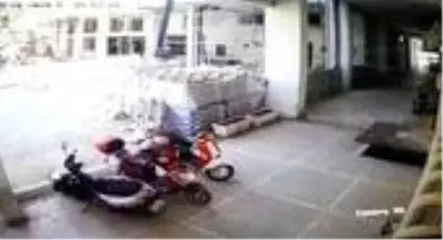 Maskeyi gözüne kadar çekip, borcu devam eden elektrikli bisikleti böyle çaldı Maskeyi gözüne kadar çekip, borcu devam eden elektrikli bisikleti böyle çaldı