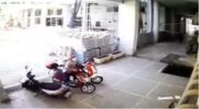 Maskeyi gözüne kadar çekip, borcu devam eden elektrikli bisikleti böyle çaldı Maskeyi gözüne kadar çekip, borcu devam eden elektrikli bisikleti böyle çaldı