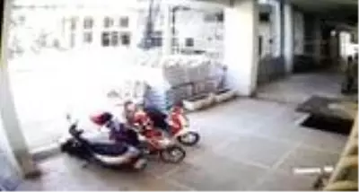 Maskeyi gözüne kadar çekip, borcu devam eden elektrikli bisikleti böyle çaldı Maskeyi gözüne kadar çekip, borcu devam eden elektrikli bisikleti böyle çaldı