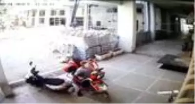 Maskeyi gözüne kadar çekip, borcu devam eden elektrikli bisikleti böyle çaldı Maskeyi gözüne kadar çekip, borcu devam eden elektrikli bisikleti böyle çaldı