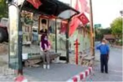 Otobüs durağını evi gibi süsledi Otobüs durağını evi gibi süsledi